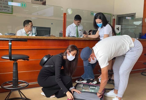 Thủy Tiên làm chủ sức khỏe, quay trở lại cứu trợ miền Trung - Ảnh 2. Thủy Tiên làm chủ sức khỏe, quay trở lại cứu trợ miền Trung - Ảnh 2.