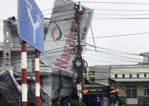 Nhiều tỉnh miền Trung, Tây nguyên cắt điện trên diện rộng, hơn 1,7 triệu hộ mất điện - Ảnh 2. Nhiều tỉnh miền Trung, Tây nguyên cắt điện trên diện rộng, hơn 1,7 triệu hộ mất điện - Ảnh 2.