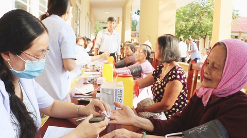Hạnh phúc lớn lao khi được khám, chữa bệnh cho bà con vùng sâu, vùng xa - Ảnh 3. Hạnh phúc lớn lao khi được khám, chữa bệnh cho bà con vùng sâu, vùng xa - Ảnh 3.