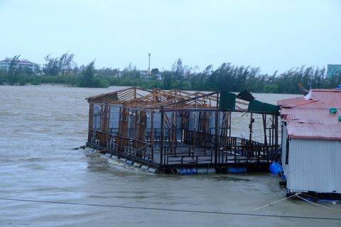 Tan tành làng nhà hàng bè nổi sầm uất ở tâm bão số 9 - Ảnh 6. Tan tành làng nhà hàng bè nổi sầm uất ở tâm bão số 9 - Ảnh 6.