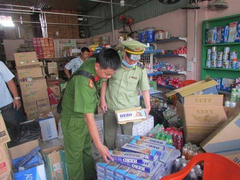 Chuyển truy cứu trách nhiệm hình sự với hộ tàng trữ lô thuốc lá khủng tại Bình Dương - Ảnh 1. Chuyển truy cứu trách nhiệm hình sự với hộ tàng trữ lô thuốc lá khủng tại Bình Dương - Ảnh 1.