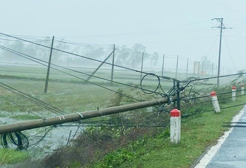 Nhiều tỉnh miền Trung, Tây nguyên cắt điện trên diện rộng, hơn 1,7 triệu hộ mất điện - Ảnh 1. Nhiều tỉnh miền Trung, Tây nguyên cắt điện trên diện rộng, hơn 1,7 triệu hộ mất điện - Ảnh 1.