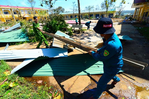 Tan hoang những ngôi trường ở tâm bão Quảng Ngãi - Ảnh 14. Tan hoang những ngôi trường ở tâm bão Quảng Ngãi - Ảnh 14.