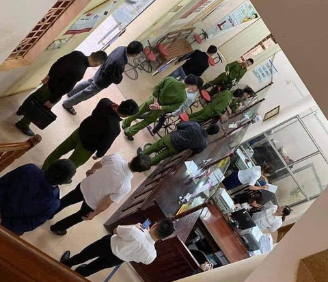 Người mặc áo mưa, đeo khẩu trang cướp 200 triệu của chi nhánh Ngân hàng Agribank - Ảnh 1. Người mặc áo mưa, đeo khẩu trang cướp 200 triệu của chi nhánh Ngân hàng Agribank - Ảnh 1.