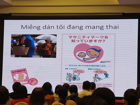 Phụ nữ mang thai gắn miếng dán ‘Tôi đang mang thai’ trên nón, túi xách để tránh tai nạn - Ảnh 1. Phụ nữ mang thai gắn miếng dán ‘Tôi đang mang thai’ trên nón, túi xách để tránh tai nạn - Ảnh 1.