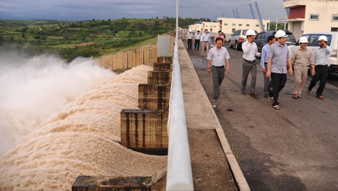 Thủy điện Sông Ba Hạ xả lũ 2.000m3/s - Ảnh 1. Thủy điện Sông Ba Hạ xả lũ 2.000m3/s - Ảnh 1.