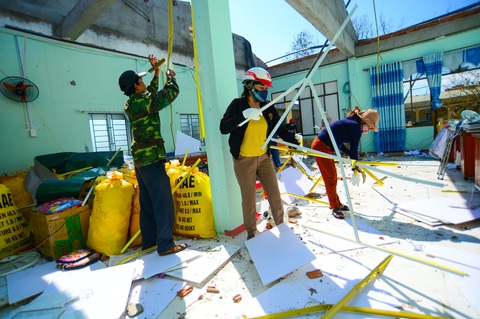 Tan hoang những ngôi trường ở tâm bão Quảng Ngãi - Ảnh 7. Tan hoang những ngôi trường ở tâm bão Quảng Ngãi - Ảnh 7.