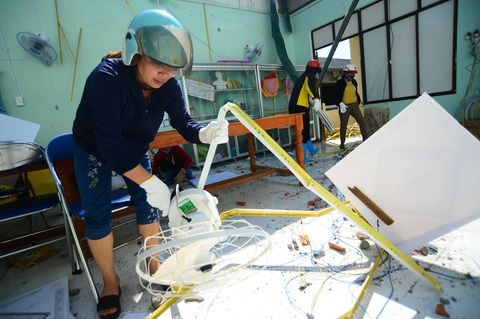 Tan hoang những ngôi trường ở tâm bão Quảng Ngãi - Ảnh 1. Tan hoang những ngôi trường ở tâm bão Quảng Ngãi - Ảnh 1.