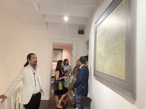 Nguyễn Quốc Huy mất hơn 10 năm mang mây mù, hơi ẩm vào tranh sơn mài - Ảnh 1. Nguyễn Quốc Huy mất hơn 10 năm mang mây mù, hơi ẩm vào tranh sơn mài - Ảnh 1.