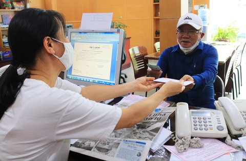 Trao tiền hỗ trợ đồng bào miền Trung tại lễ khai giảng - Ảnh 2. Trao tiền hỗ trợ đồng bào miền Trung tại lễ khai giảng - Ảnh 2.