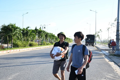 Đã đưa toàn bộ công nhân mắc kẹt tại đập dâng hạ lưu sông Trà Khúc vào bờ - Ảnh 2. Đã đưa toàn bộ công nhân mắc kẹt tại đập dâng hạ lưu sông Trà Khúc vào bờ - Ảnh 2.