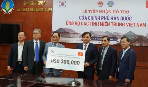 Hàn Quốc trao 300.000 USD hỗ trợ đồng bào miền Trung - Ảnh 1. Hàn Quốc trao 300.000 USD hỗ trợ đồng bào miền Trung - Ảnh 1.