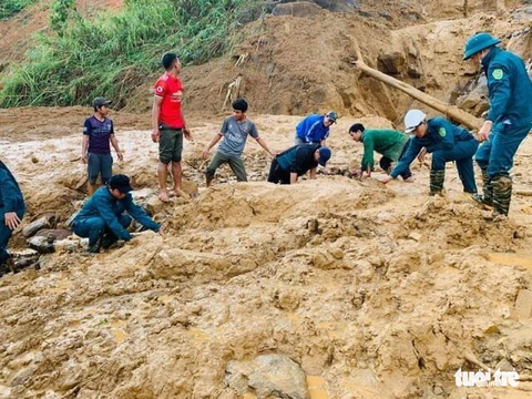 Vụ lở núi ở Phước Sơn: Đã tìm thấy 5 thi thể, bộ đội tạm dừng đến hiện trường - Ảnh 8. Vụ lở núi ở Phước Sơn: Đã tìm thấy 5 thi thể, bộ đội tạm dừng đến hiện trường - Ảnh 8.