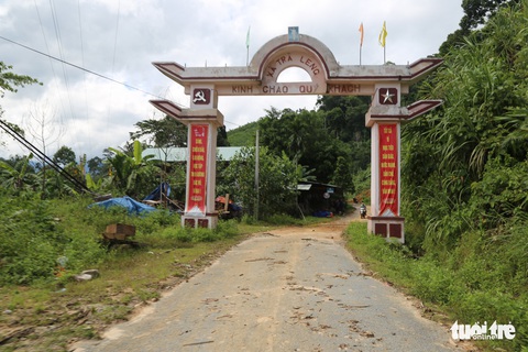 Đường vẫn chưa thông, xe chưa thể vào xã Trà Leng ứng cứu - Ảnh 3. Đường vẫn chưa thông, xe chưa thể vào xã Trà Leng ứng cứu - Ảnh 3.