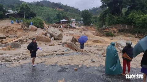 Vụ lở núi ở Phước Sơn: Đã tìm thấy 5 thi thể, bộ đội tạm dừng đến hiện trường - Ảnh 11. Vụ lở núi ở Phước Sơn: Đã tìm thấy 5 thi thể, bộ đội tạm dừng đến hiện trường - Ảnh 11.