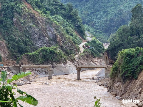 Vụ lở núi ở Phước Sơn: Đã tìm thấy 5 thi thể, bộ đội tạm dừng đến hiện trường - Ảnh 10. Vụ lở núi ở Phước Sơn: Đã tìm thấy 5 thi thể, bộ đội tạm dừng đến hiện trường - Ảnh 10.