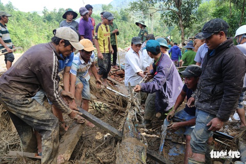 Trà Leng: Ba, má, con, em ruột tôi bị chôn vùi trong đất hết rồi - Ảnh 4. Trà Leng: Ba, má, con, em ruột tôi bị chôn vùi trong đất hết rồi - Ảnh 4.