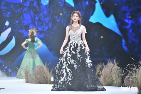 Vietnam Runway Fashion Week 2020: Bởi rừng là hơi thở, là sự sống, là sự hồi sinh... - Ảnh 3. Vietnam Runway Fashion Week 2020: Bởi rừng là hơi thở, là sự sống, là sự hồi sinh... - Ảnh 3.