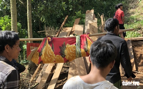 NÓNG: Những hình ảnh nhói lòng từ điểm sạt lở Trà Vân vùi 8 người - Ảnh 2. NÓNG: Những hình ảnh nhói lòng từ điểm sạt lở Trà Vân vùi 8 người - Ảnh 2.