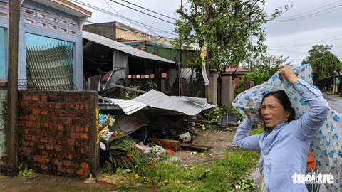 Quảng Ngãi tan hoang, xóm làng xơ xác sau bão số 9 - Ảnh 1. Quảng Ngãi tan hoang, xóm làng xơ xác sau bão số 9 - Ảnh 1.