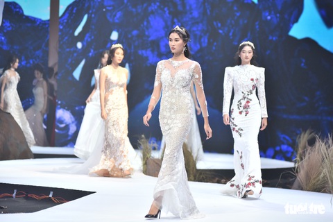 Vietnam Runway Fashion Week 2020: Bởi rừng là hơi thở, là sự sống, là sự hồi sinh... - Ảnh 6. Vietnam Runway Fashion Week 2020: Bởi rừng là hơi thở, là sự sống, là sự hồi sinh... - Ảnh 6.