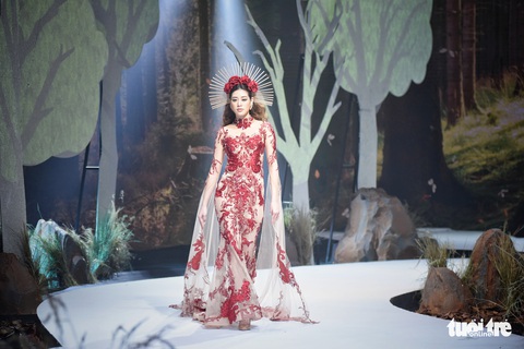 Vietnam Runway Fashion Week 2020: Bởi rừng là hơi thở, là sự sống, là sự hồi sinh... - Ảnh 1. Vietnam Runway Fashion Week 2020: Bởi rừng là hơi thở, là sự sống, là sự hồi sinh... - Ảnh 1.