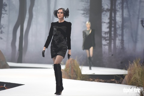 Vietnam Runway Fashion Week 2020: Bởi rừng là hơi thở, là sự sống, là sự hồi sinh... - Ảnh 8. Vietnam Runway Fashion Week 2020: Bởi rừng là hơi thở, là sự sống, là sự hồi sinh... - Ảnh 8.