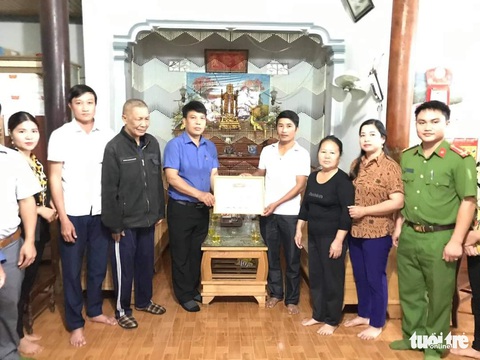 Khen thưởng người băng ra giữa lũ cứu 3 bà cháu bị lật thuyền trên sông - Ảnh 1. Khen thưởng người băng ra giữa lũ cứu 3 bà cháu bị lật thuyền trên sông - Ảnh 1.