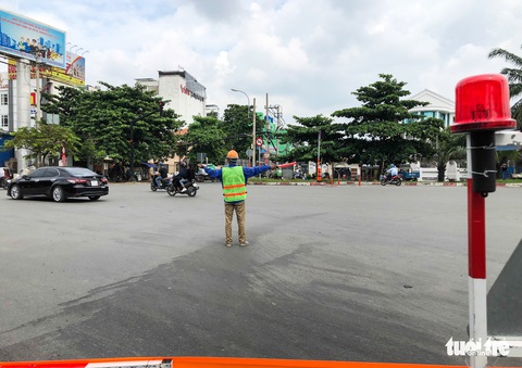 Cấm xe qua cầu vượt Nguyễn Hữu Cảnh 6 tháng để sửa đường - Ảnh 7. Cấm xe qua cầu vượt Nguyễn Hữu Cảnh 6 tháng để sửa đường - Ảnh 7.