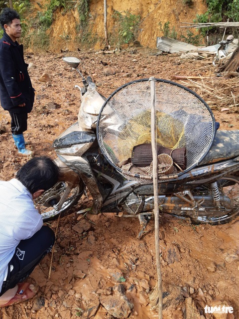 Hàng ngàn khối đất lở xuống Tây Giang, gia đình 9 người may mắn thoát nạn - Ảnh 6. Hàng ngàn khối đất lở xuống Tây Giang, gia đình 9 người may mắn thoát nạn - Ảnh 6.