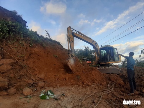 Tư lệnh Quân khu 5 cùng 200 chiến sĩ vào nơi sạt lở vùi lấp 45 người dân - Ảnh 5. Tư lệnh Quân khu 5 cùng 200 chiến sĩ vào nơi sạt lở vùi lấp 45 người dân - Ảnh 5.