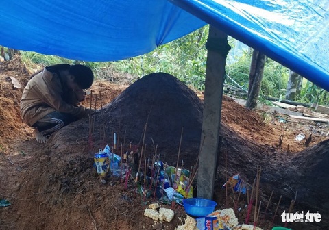 Nỗi đau thấu trời tại Trà Leng: Về làng tìm cha mẹ, cô học trò sụp đổ bên 2 nấm mồ - Ảnh 1. Nỗi đau thấu trời tại Trà Leng: Về làng tìm cha mẹ, cô học trò sụp đổ bên 2 nấm mồ - Ảnh 1.