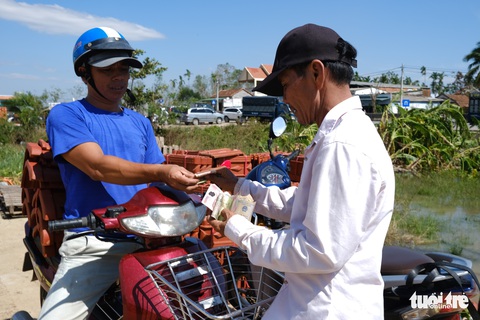 Người dân Quảng Ngãi rồng rắn đi mua ngói lợp lại nhà, ngói cháy hàng - Ảnh 6. Người dân Quảng Ngãi rồng rắn đi mua ngói lợp lại nhà, ngói cháy hàng - Ảnh 6.