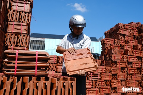 Người dân Quảng Ngãi rồng rắn đi mua ngói lợp lại nhà, ngói cháy hàng - Ảnh 8. Người dân Quảng Ngãi rồng rắn đi mua ngói lợp lại nhà, ngói cháy hàng - Ảnh 8.
