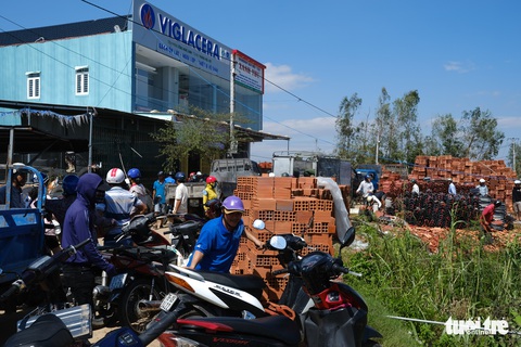 Người dân Quảng Ngãi rồng rắn đi mua ngói lợp lại nhà, ngói cháy hàng - Ảnh 5. Người dân Quảng Ngãi rồng rắn đi mua ngói lợp lại nhà, ngói cháy hàng - Ảnh 5.