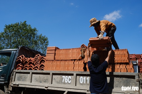 Người dân Quảng Ngãi rồng rắn đi mua ngói lợp lại nhà, ngói cháy hàng - Ảnh 9. Người dân Quảng Ngãi rồng rắn đi mua ngói lợp lại nhà, ngói cháy hàng - Ảnh 9.