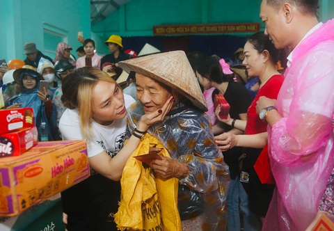 Vì sao dân quyên trăm tỉ cho Thủy Tiên, Trấn Thành, Đại Nghĩa, Trường Giang...? - Ảnh 1. Vì sao dân quyên trăm tỉ cho Thủy Tiên, Trấn Thành, Đại Nghĩa, Trường Giang...? - Ảnh 1.