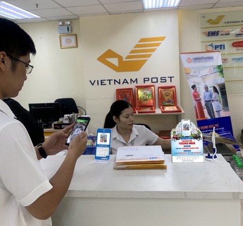 Người dân hào hứng với thanh toán QR Code tại Bưu điện Việt Nam - Ảnh 1. Người dân hào hứng với thanh toán QR Code tại Bưu điện Việt Nam - Ảnh 1.