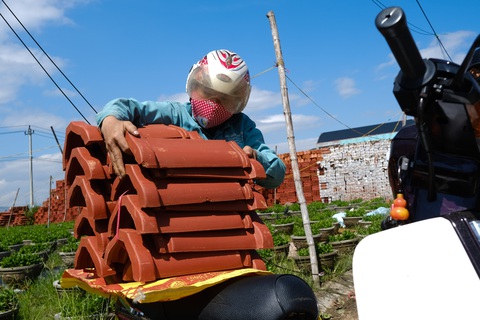 Người dân Quảng Ngãi rồng rắn đi mua ngói lợp lại nhà, ngói cháy hàng - Ảnh 3. Người dân Quảng Ngãi rồng rắn đi mua ngói lợp lại nhà, ngói cháy hàng - Ảnh 3.