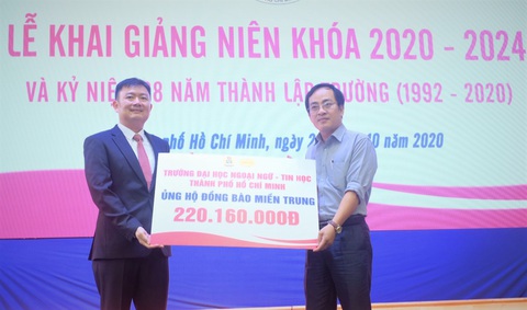 Trao tiền hỗ trợ đồng bào miền Trung tại lễ khai giảng - Ảnh 1. Trao tiền hỗ trợ đồng bào miền Trung tại lễ khai giảng - Ảnh 1.
