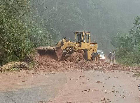 Đèo Lò Xo ùn tắc kéo dài, đã khắc phục 15/17 điểm sạt lở - Ảnh 2. Đèo Lò Xo ùn tắc kéo dài, đã khắc phục 15/17 điểm sạt lở - Ảnh 2.