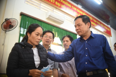 Tàu kiểm ngư 467 lai dắt 1 tàu cá Bình Định về bờ - Ảnh 4. Tàu kiểm ngư 467 lai dắt 1 tàu cá Bình Định về bờ - Ảnh 4.