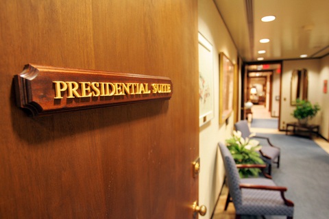 Bệnh viện điều trị cho Tổng thống Trump VIP ra sao? - Ảnh 3. Bệnh viện điều trị cho Tổng thống Trump VIP ra sao? - Ảnh 3.
