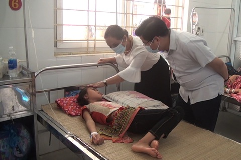 Gần 60 học sinh nhập viện sau bữa ăn trưa - Ảnh 2. Gần 60 học sinh nhập viện sau bữa ăn trưa - Ảnh 2.