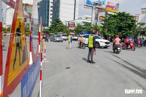 Nhiều người bỡ ngỡ ngày đầu cấm xe qua cầu vượt Nguyễn Hữu Cảnh - Ảnh 6. Nhiều người bỡ ngỡ ngày đầu cấm xe qua cầu vượt Nguyễn Hữu Cảnh - Ảnh 6.