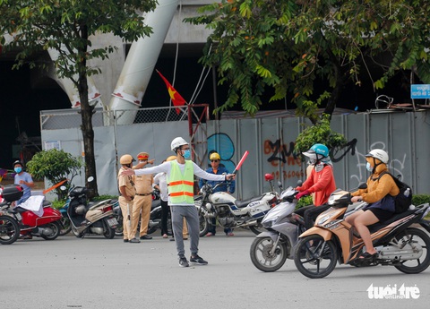 Nhiều người bỡ ngỡ ngày đầu cấm xe qua cầu vượt Nguyễn Hữu Cảnh - Ảnh 4. Nhiều người bỡ ngỡ ngày đầu cấm xe qua cầu vượt Nguyễn Hữu Cảnh - Ảnh 4.