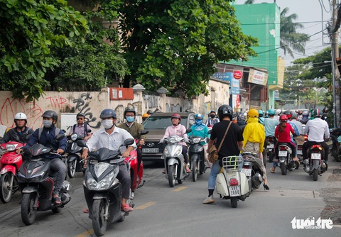 Nhiều người bỡ ngỡ ngày đầu cấm xe qua cầu vượt Nguyễn Hữu Cảnh - Ảnh 5. Nhiều người bỡ ngỡ ngày đầu cấm xe qua cầu vượt Nguyễn Hữu Cảnh - Ảnh 5.