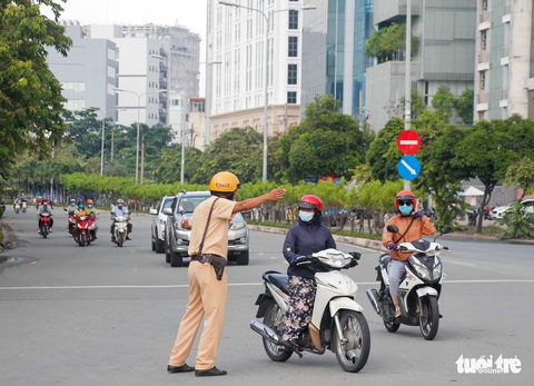 Nhiều người bỡ ngỡ ngày đầu cấm xe qua cầu vượt Nguyễn Hữu Cảnh - Ảnh 7. Nhiều người bỡ ngỡ ngày đầu cấm xe qua cầu vượt Nguyễn Hữu Cảnh - Ảnh 7.