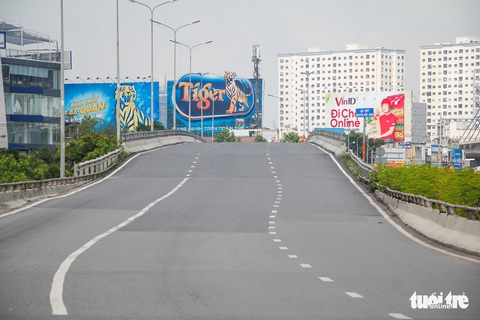 Nhiều người bỡ ngỡ ngày đầu cấm xe qua cầu vượt Nguyễn Hữu Cảnh - Ảnh 8. Nhiều người bỡ ngỡ ngày đầu cấm xe qua cầu vượt Nguyễn Hữu Cảnh - Ảnh 8.