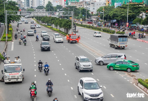 Nhiều người bỡ ngỡ ngày đầu cấm xe qua cầu vượt Nguyễn Hữu Cảnh - Ảnh 10. Nhiều người bỡ ngỡ ngày đầu cấm xe qua cầu vượt Nguyễn Hữu Cảnh - Ảnh 10.